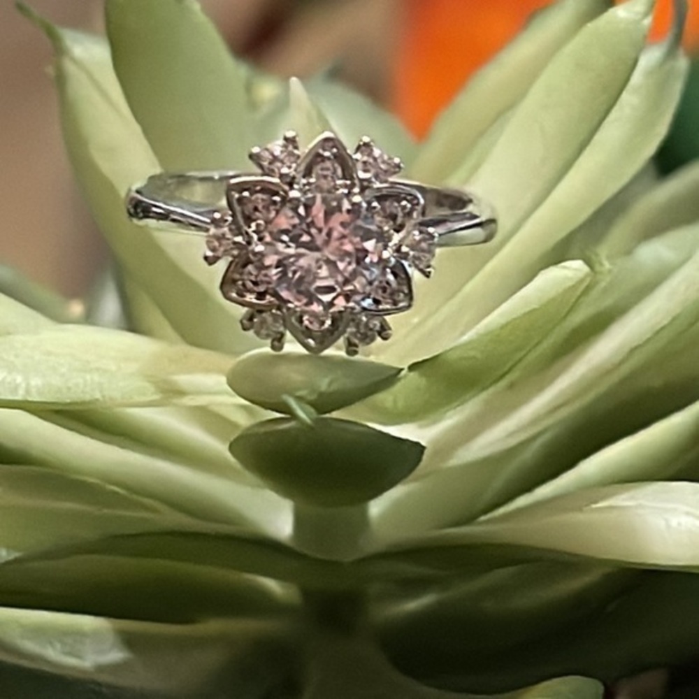 Elegant flower ring